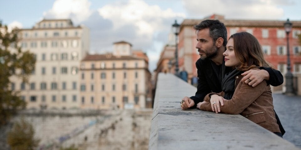 Paar auf einer Brücke