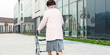 Oma (85) schl&auml;gt R&auml;uber in die Flucht