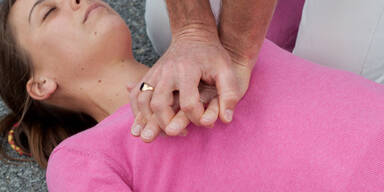 Wiederbelebung Erste Hilfe Herzdruckmassage