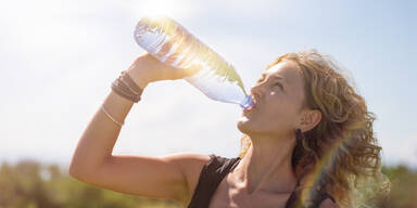 Frau trinkt wasser