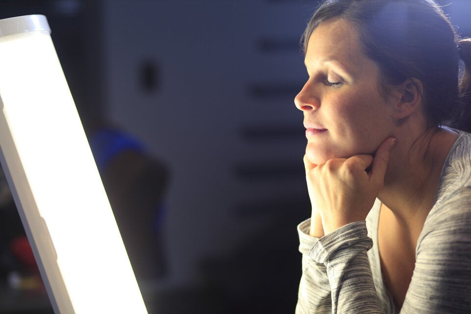 Frau vor Tageslichtlampe