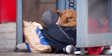 Polizist schenkt Obdachlosem Sandwich mit Hundekot