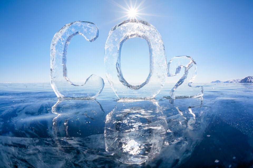 Das Prinzip ist einfach: Säure löst CO₂ aus dem Wasser – wie bei einem Sprudelgetränk. 