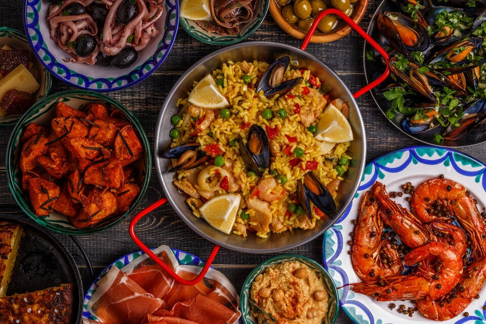 Paella und Tapas so weit das Auge reicht.