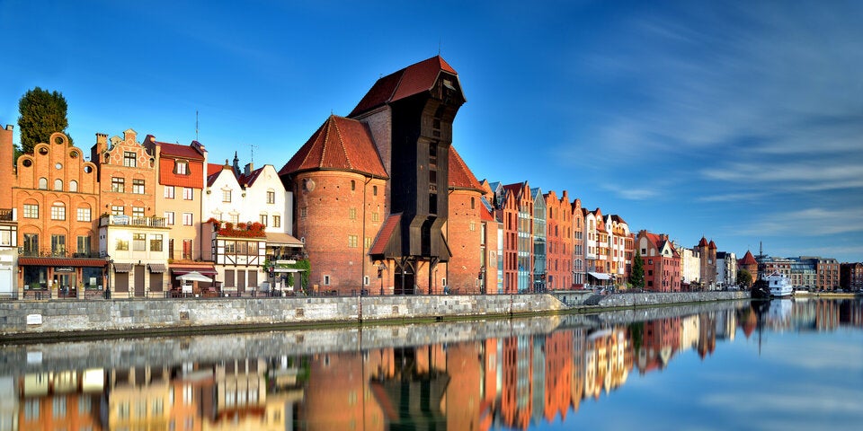 Historische Häuser mit dem Krantor, dem größten Hafenkran des mittelalterlichen Europa.  