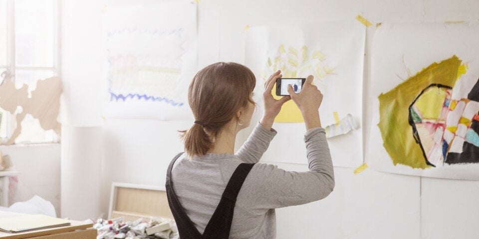 Frau fotografiert Kunst