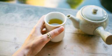 Frau trinkt grünen Tee