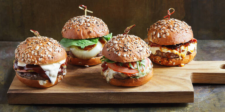 Saftige Pattys, flaumige Buns: So gelingt der perfekte Burger zu Hause