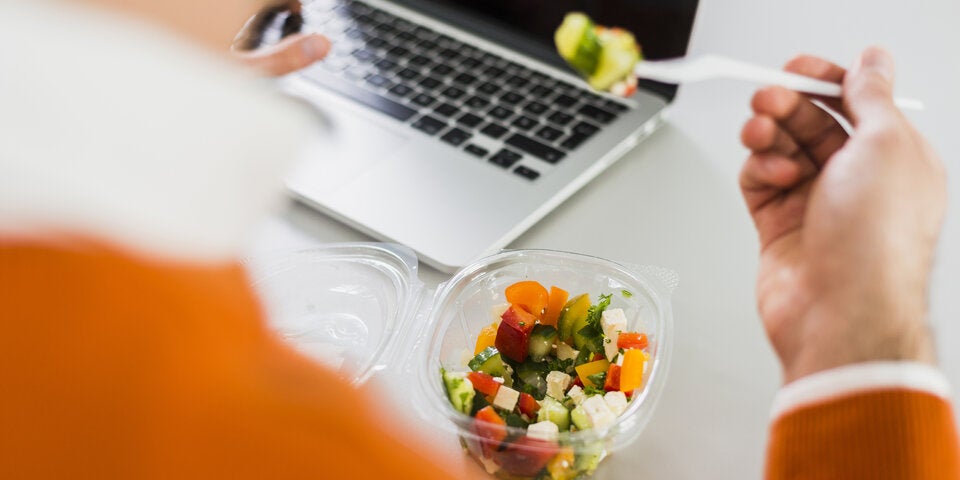 Gesunde Ernährung am Arbeitsplatz: Mit diesen Hacks gelingt's!