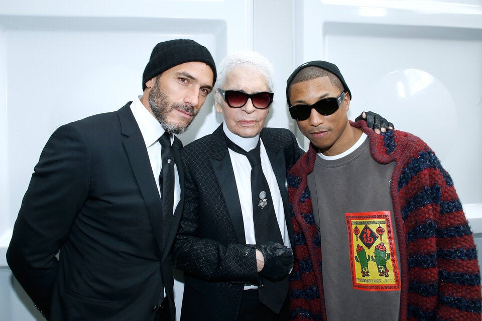 Sebastian Jondeau mit Karl Lagerfeld und Pharell Williams im Jahr 2017.