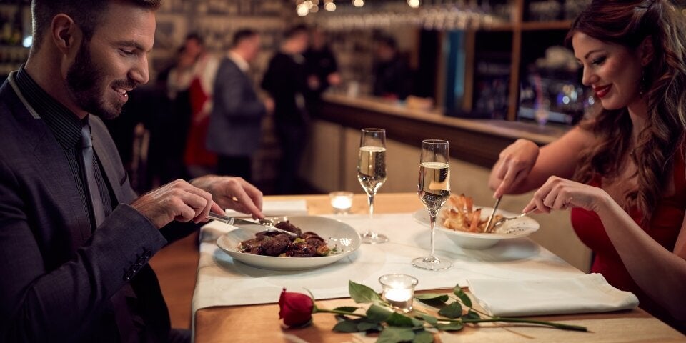 Pärchen beim Abendessen im Restaurant