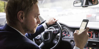 Handy am Steuer! Wirbel um neuen Superblitzer