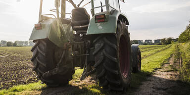 Bub (9) &uuml;berrollte eigene Mutter mit Traktor