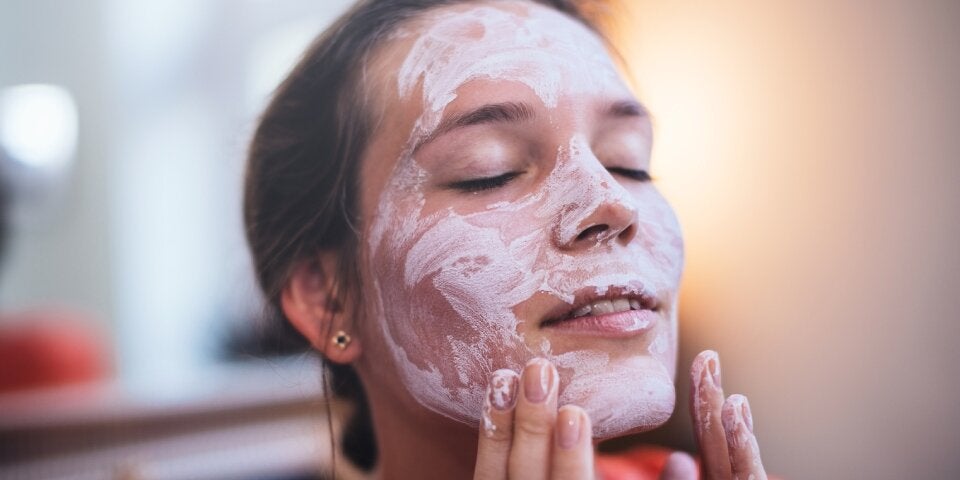 Frau mit weißer Gesichtsmaske