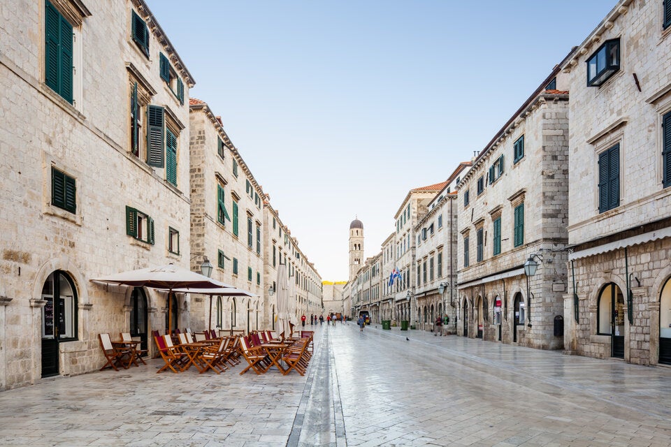 Flaniermeile. Die Hauptstraße der Altstadt ist perfekt für eine entspannte Entdeckungstour per pedes. 