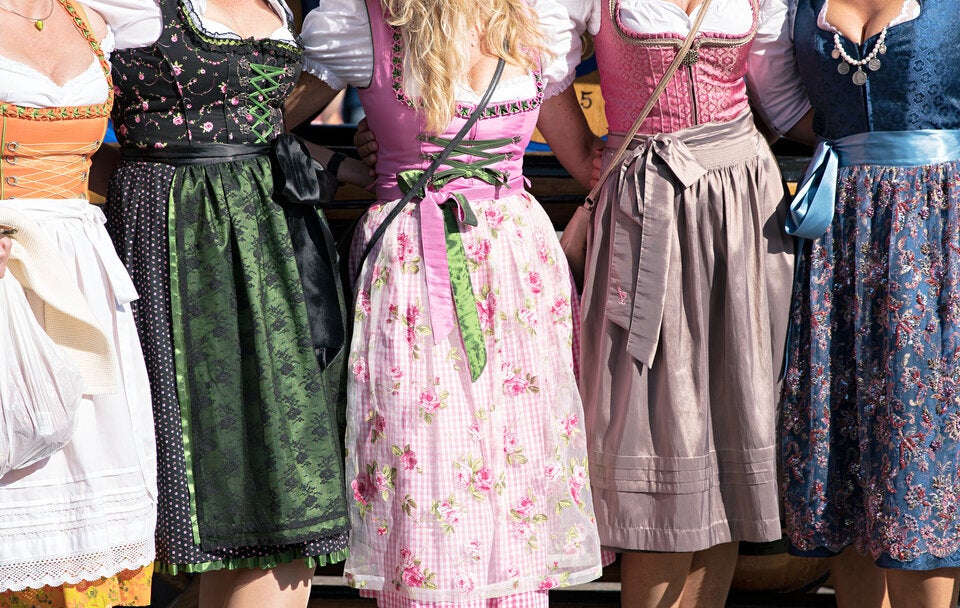 Dirndl und Lederhose richtig waschen: So wird Ihre Tracht wieder sauber