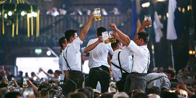 Bier auf Ex! Security schleift Wiesn-Gast aus dem Zelt