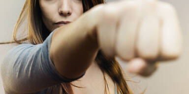 Pr&uuml;gelei Faust Schl&auml;gerei M&auml;dchen Frau