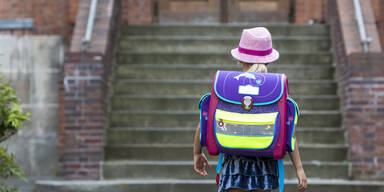 Schulkind allein vor Schule Sch&uuml;lerin