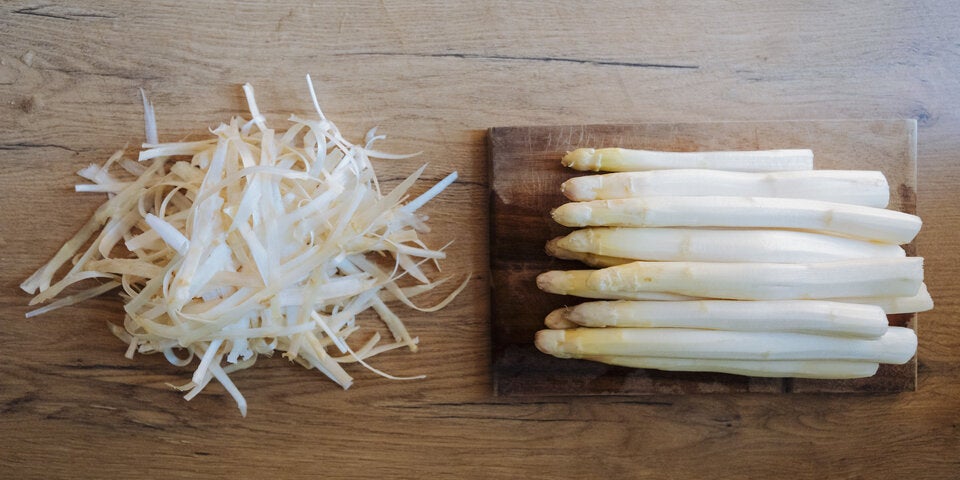 Warum Sie Spargelschalen nicht wegwerfen sollten