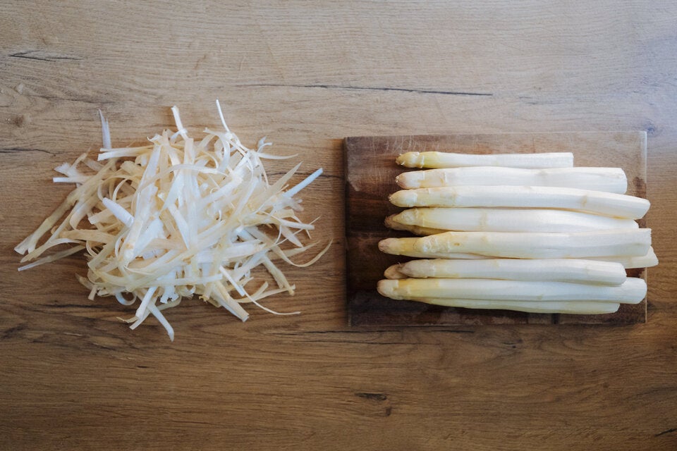 Genial! So clever lassen sich Spargelreste im Haushalt verwerten