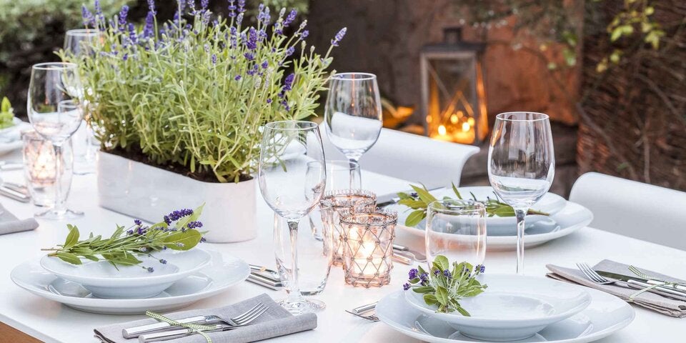 sommerlicher Tisch mit Lavendel