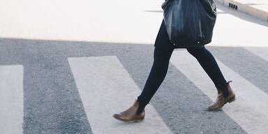 Frau Zebrastreifen Schutzweg