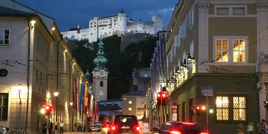 Im Festspielbezirk wird gegraben und gebaut.