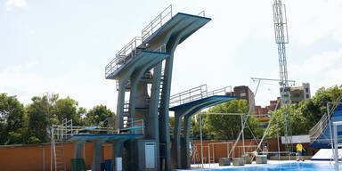 Sprungbrett im Freibad