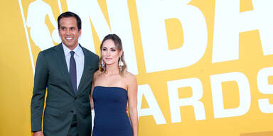 Klub wartete mit 120 Millionen-Rekordvertrag, bis Trainer geschieden war