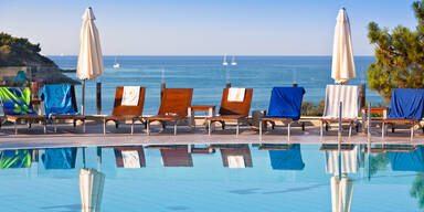 Liegen am Swimming Pool mit Handt&uuml;chern reserviert