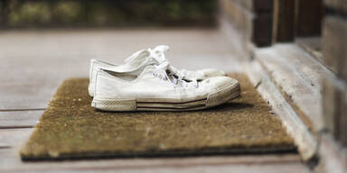 Ekel-Alarm: Deshalb sollten Sie die Schuhe immer vor der Haust&uuml;r ausziehen
