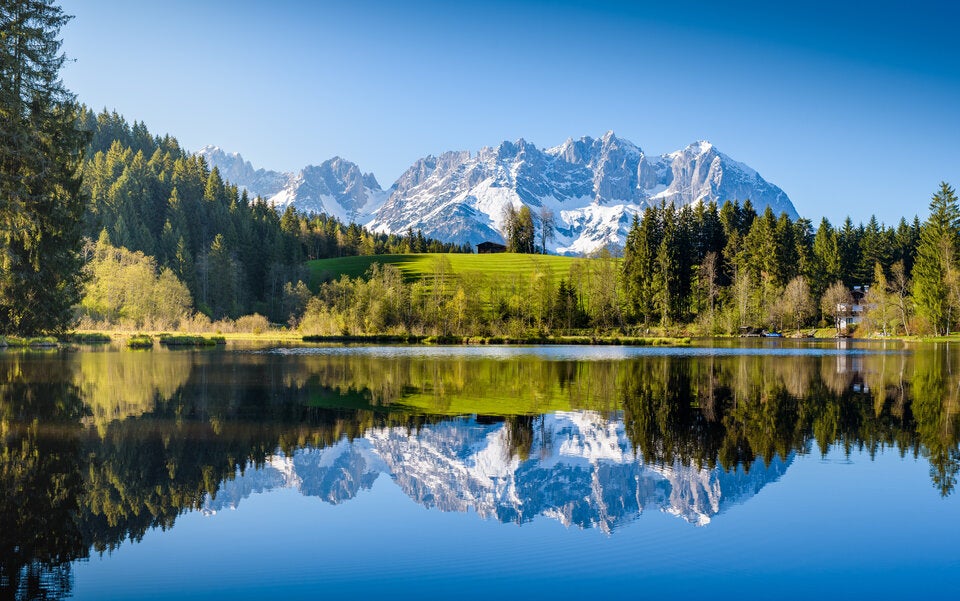 Idyllische Alpenkulisse vom Wilden Kaiser am Kitzbühler Schwarzsee