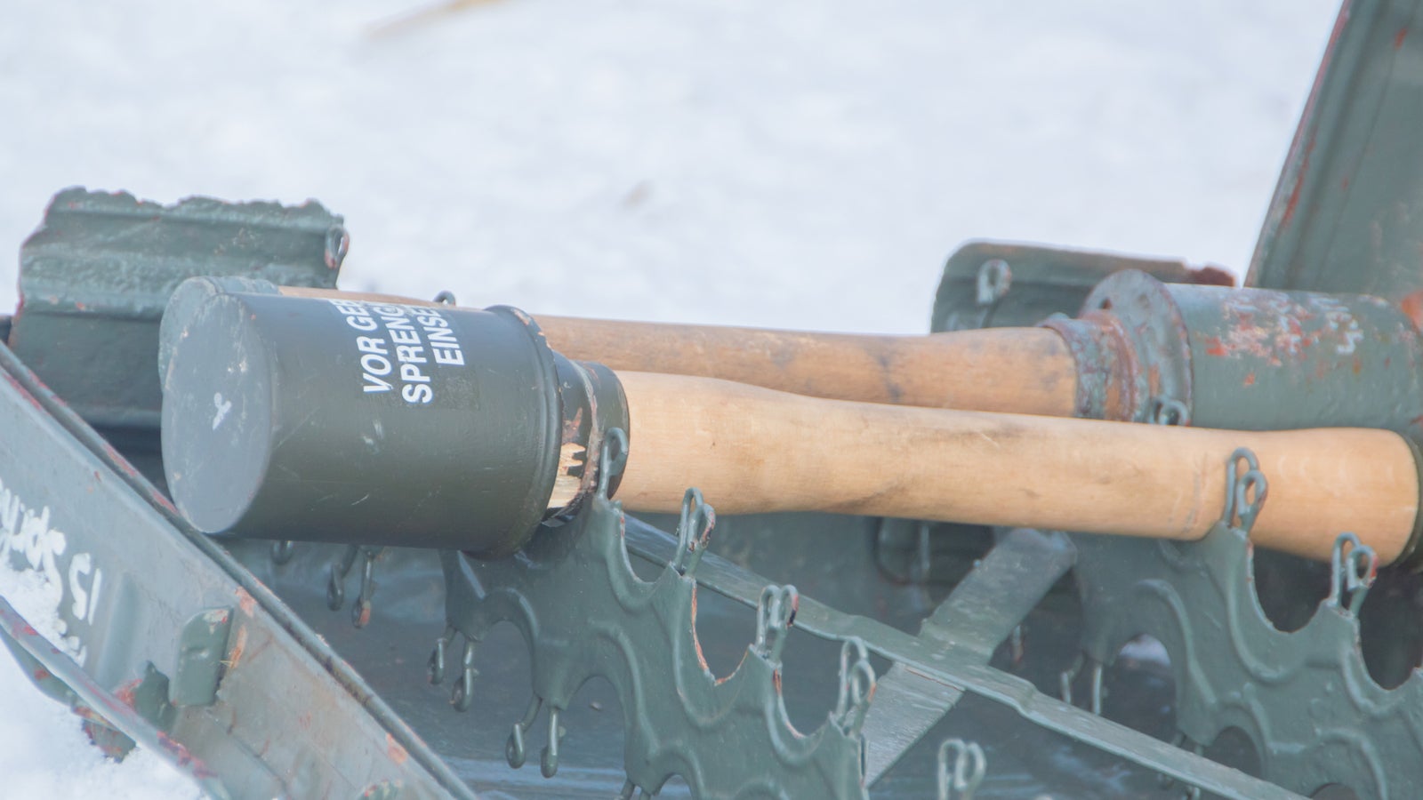 Mann steckt sich Weltkriegsgranate in den Po Kép