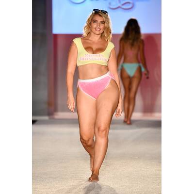 Sarina Nowak am Laufsteg von Sports Illustrated Swimsuit 