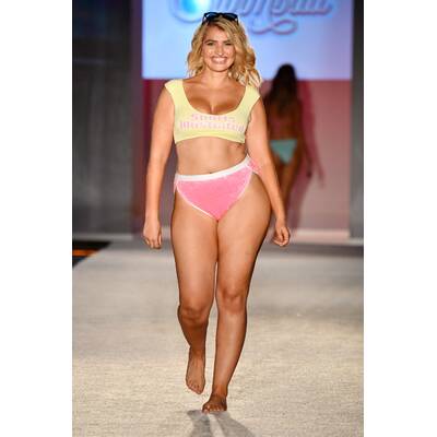 Sarina Nowak am Laufsteg von Sports Illustrated Swimsuit 