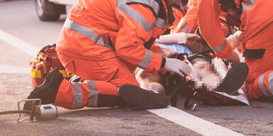 Graz: 17-J&auml;hrige stirbt bei Unfall - Auto prallte zweimal gegen Baum