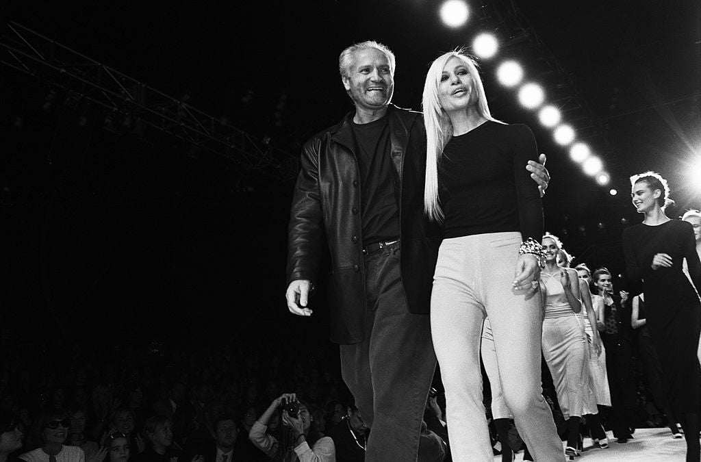 Gianni Versace mit Schwester Donatella nach Versace Modenschau in New York, 1996.