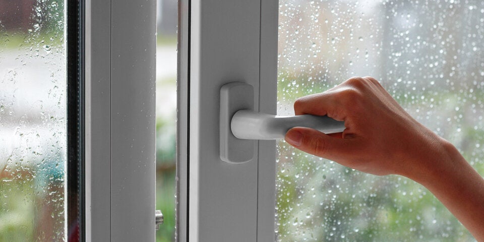 Darum sollten Sie unbedingt auch bei Regen lüften