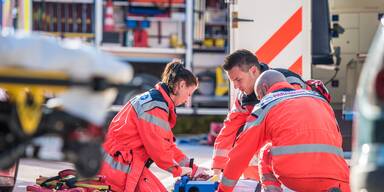 Auto rast in Kindergruppe – Schüler in Lebensgefahr