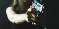 Frau mit Pistolenmündung