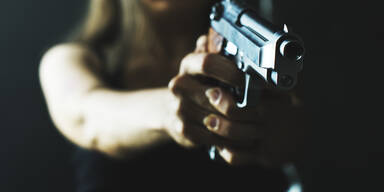 Frau mit Pistolenm&uuml;ndung