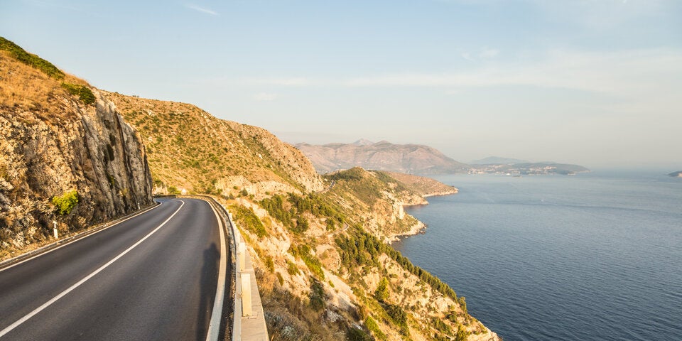 Entlang traumhafter Küstenstraßen geht es oftmals in Kroatien. 