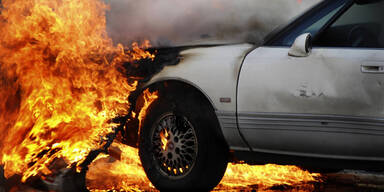 Betrunkene Lenkerin im Pf&auml;ndertunnel aus brennendem Pkw gerettet