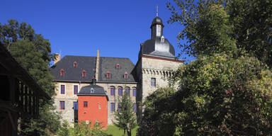 Flugzeug st&uuml;rzt in Wohnhaus: 2 Tote, darunter Pilotin