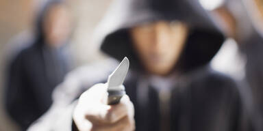 Messerattacke auf Friedhof: Bursch (17) verletzt