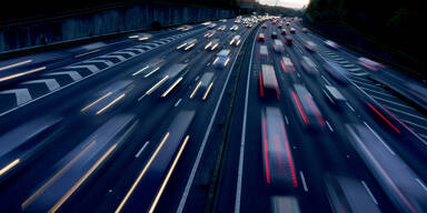 220 km/h! Irres Raser-Duell auf der S&uuml;dautobahn