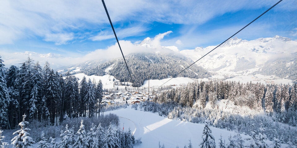 Blick von der Gondelbahn auf Werfenweng und das majestätische Tennengebirge. 