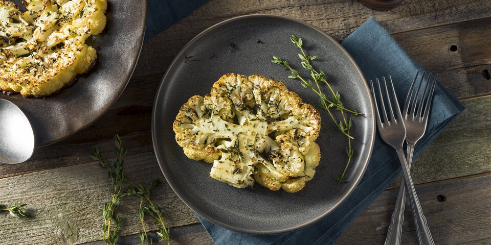 Karfiolsteaks mit Olivensalsa.
