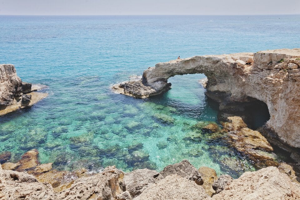 Meter hohe Steinbrücke am Kap Greco.
